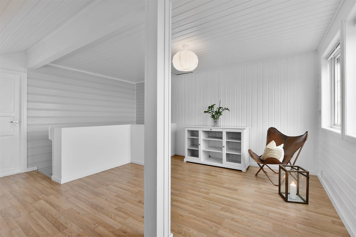 Boligen har i tillegg en koselig loftstue med god plass for møblement, noe som gir litt ekstra spillerom for familien. Galleribilde
