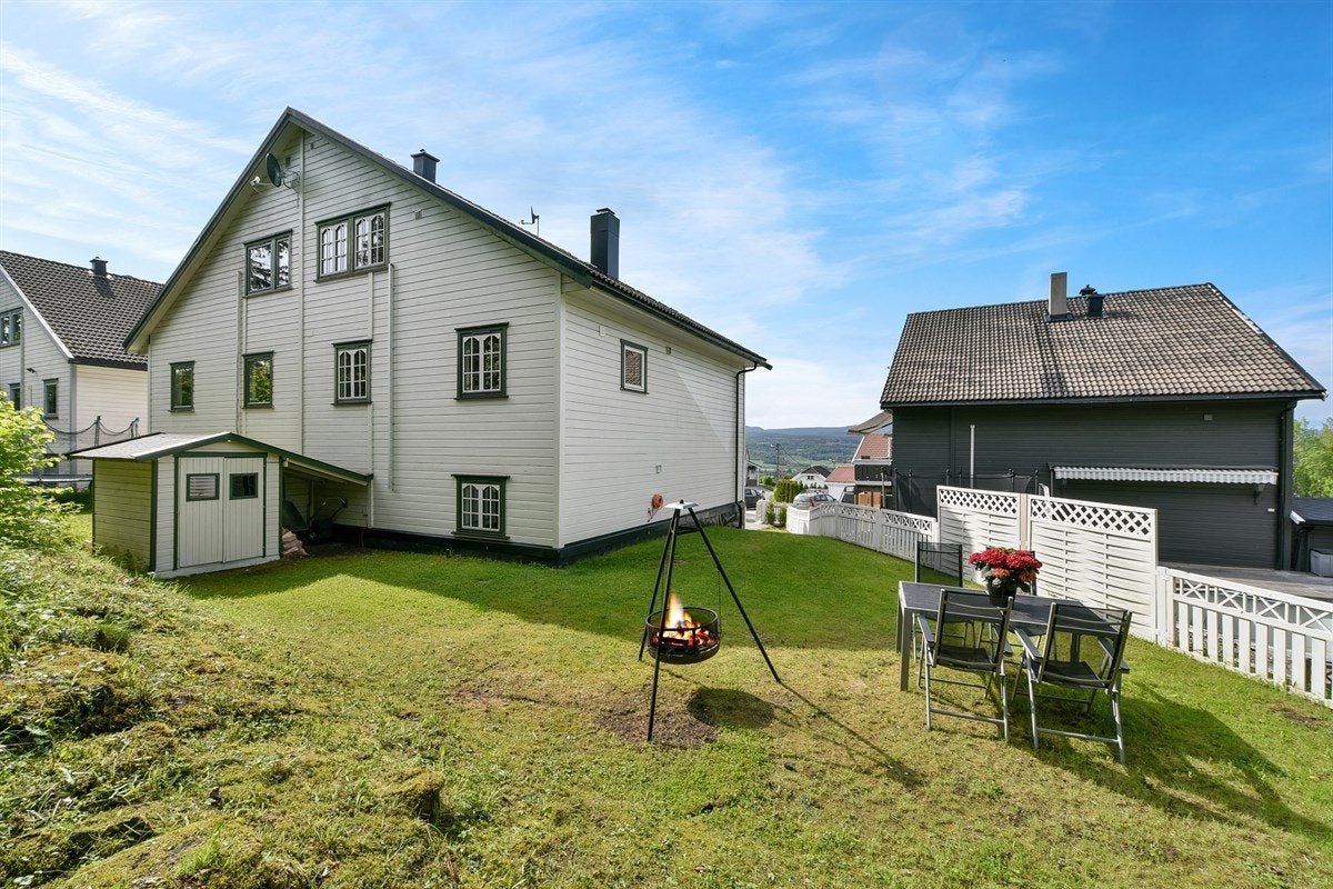 Området anses som meget barnevennlig, og det er rikelig med boltreplass i hagen. Galleribilde