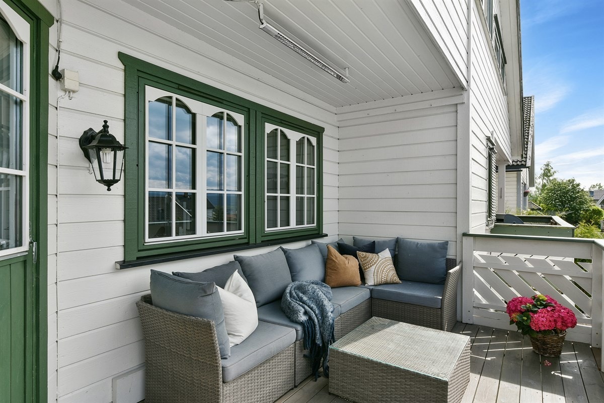 Verandaen har god plass til møblement. Galleribilde