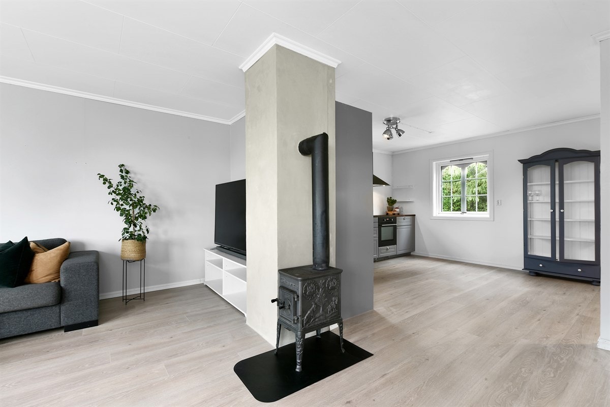 Fra stuen er det en delvis åpen løsning inn mot kjøkkenet, og det er også utgang til veranda. Galleribilde