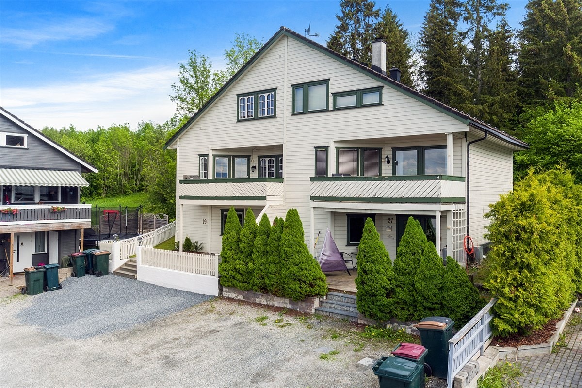 Det er parkering på gårdsplassen foran boligen, og her er det praktisert at det er plass for to biler. Galleribilde