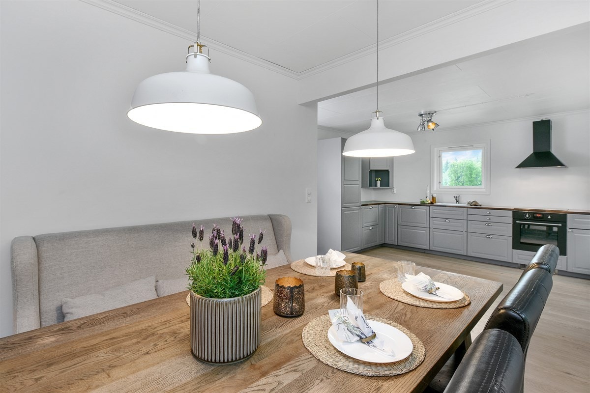 Kjøkkenet er stort og pent, med nytt, enstavs laminatgulv fra 2019, lysmalte vegger og en åpen løsning inn mot spisestuen. Galleribilde