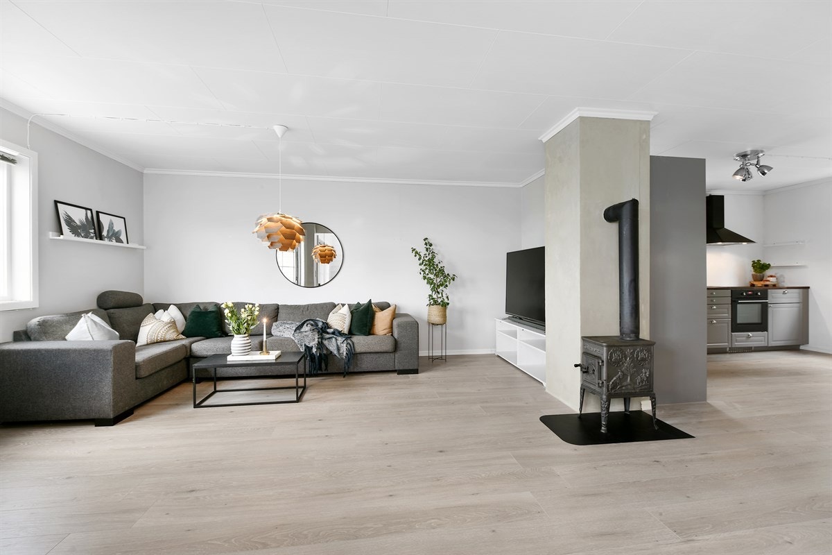 Stuen er meget innbydende og har enstavs laminatgulv fra 2019, lysmalte overflater og store vinduer. Galleribilde