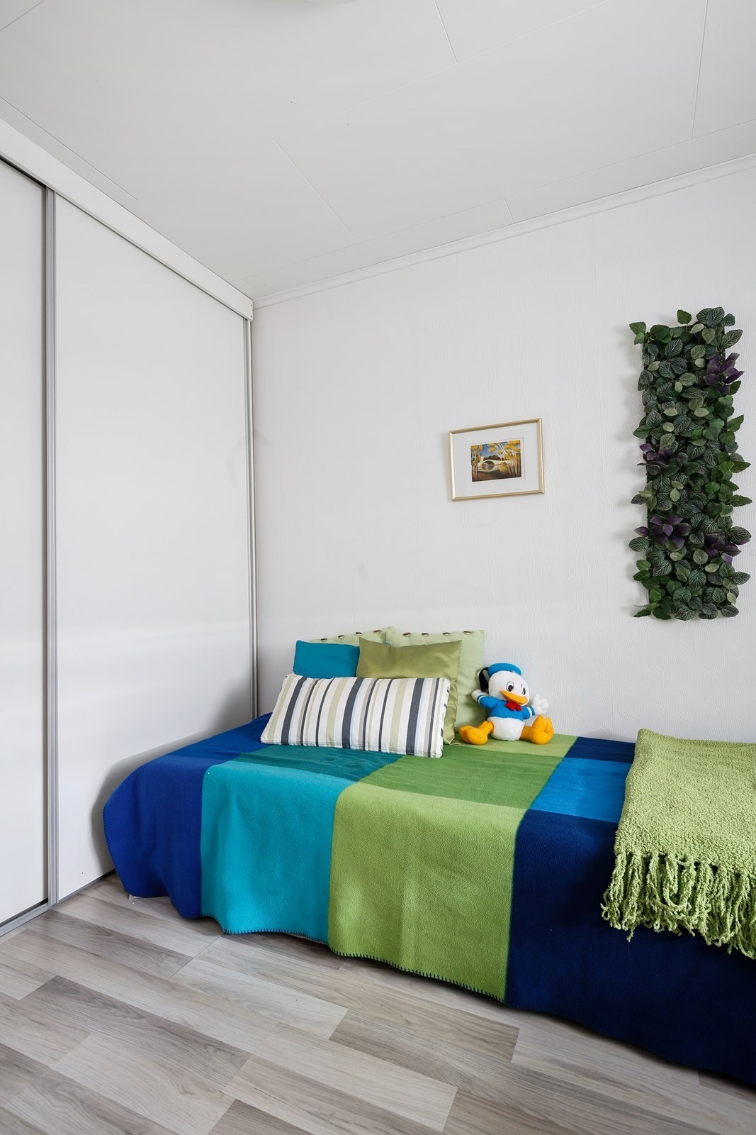 Det er garderobeløsning på to av soverommene og godt med lagringsplass i boder. Galleribilde