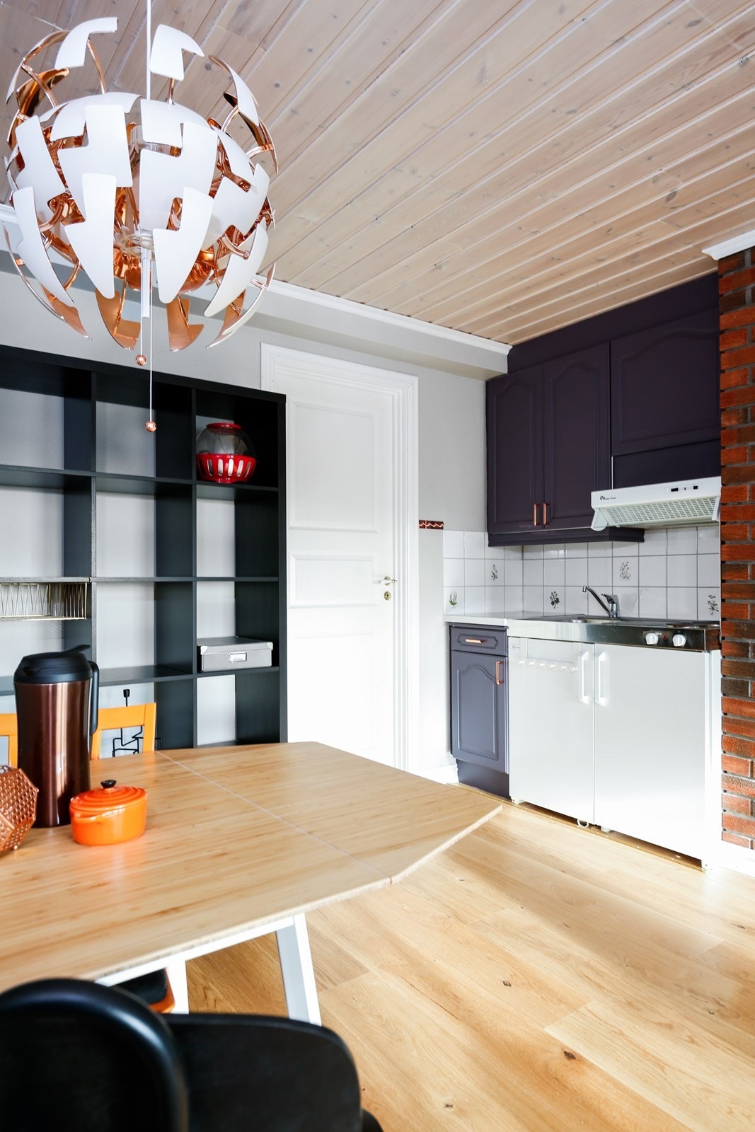 Kjøkkenet består av overskap, benkeskap og benkebeslag med vaskekum. I tillegg er det kjøleskap og koketopp. Galleribilde