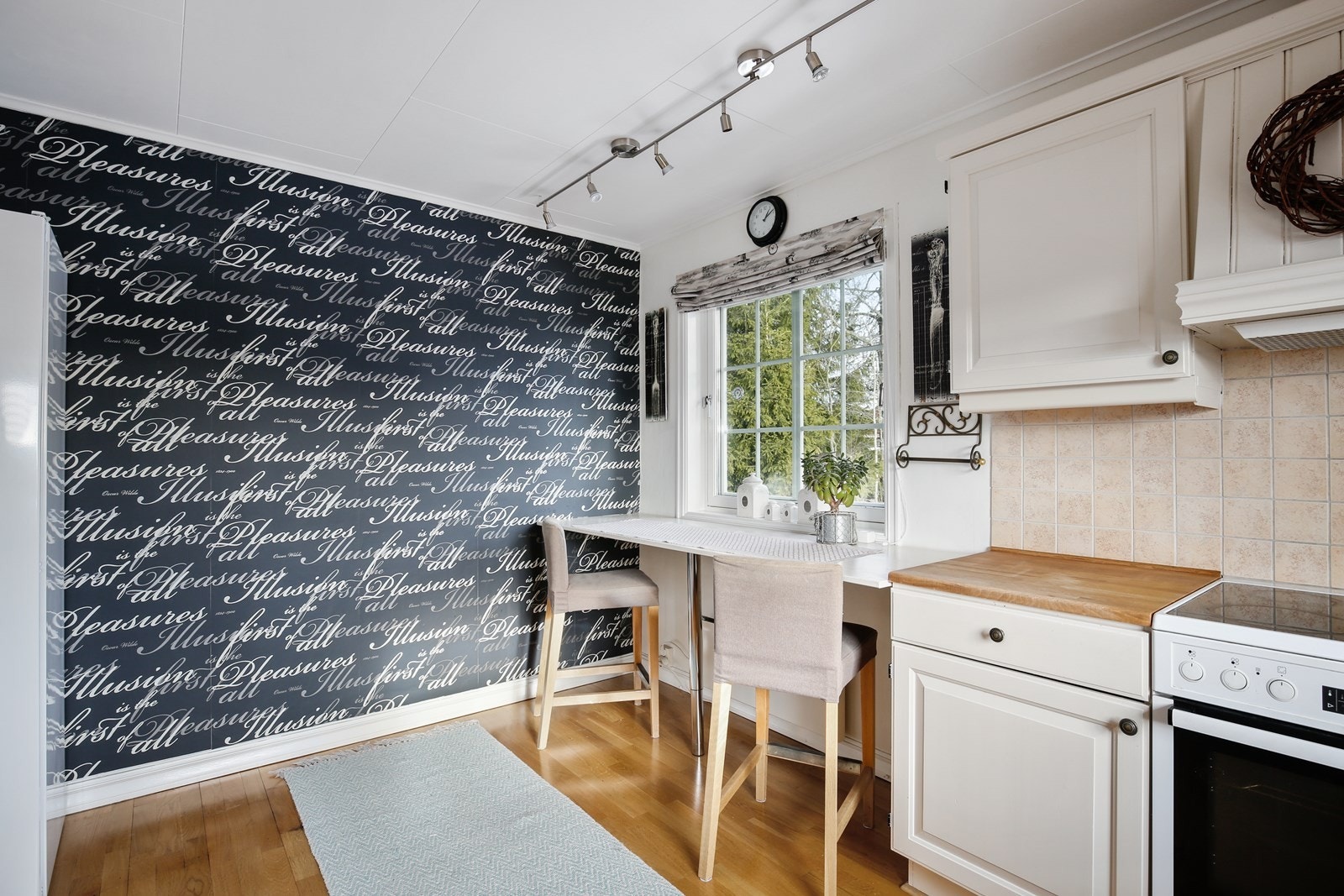 Veggen gir kafépreg, og rommet har barløsning med sitteplass til to. Galleribilde