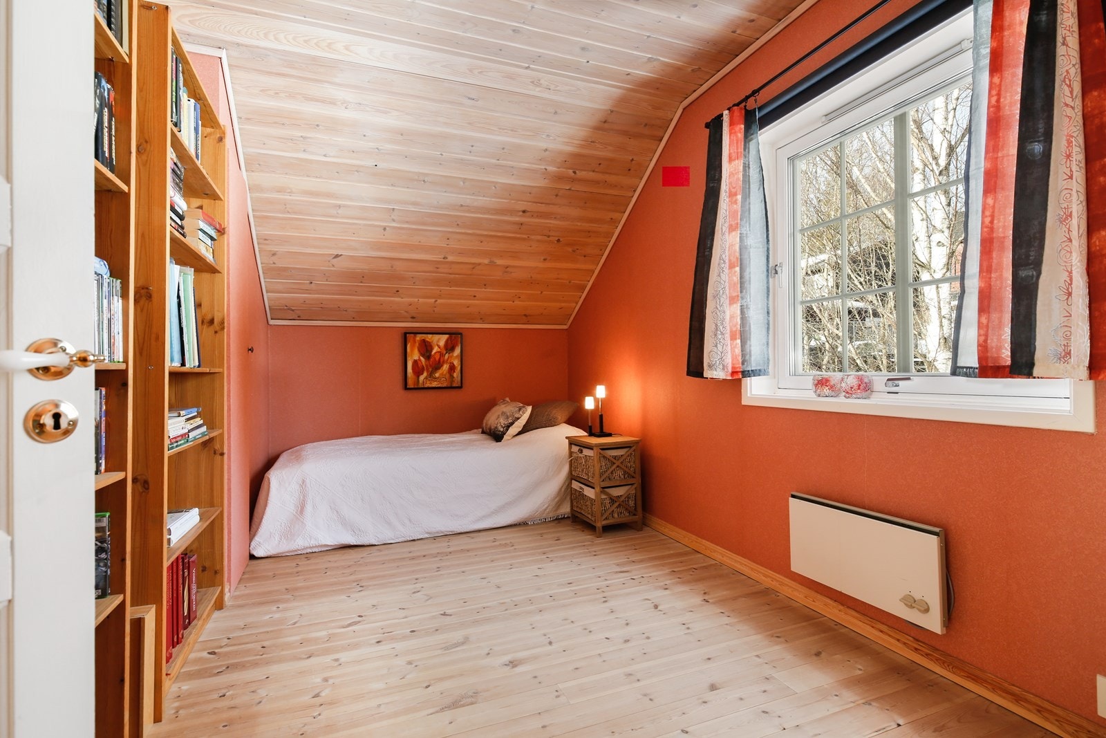 Soverommet på loftsplan har vegger i sprek farge. Galleribilde