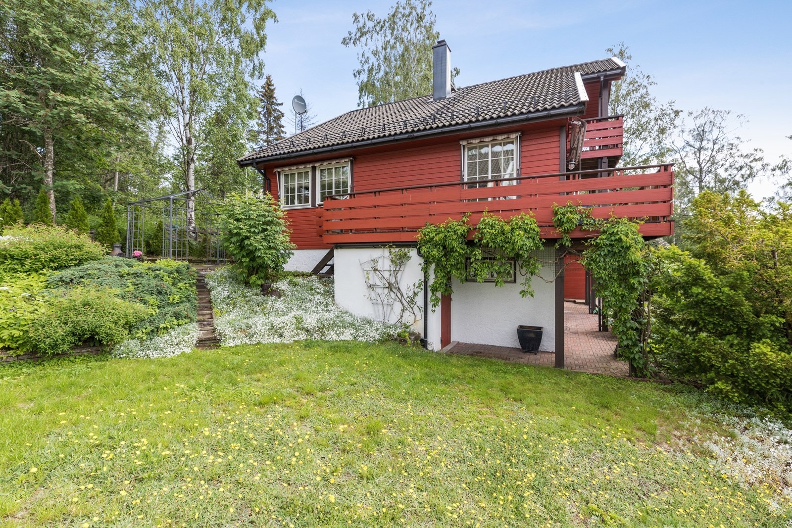 Utendørs er det opparbeidet en rekke uteplasser, både mot sør og vest. Galleribilde