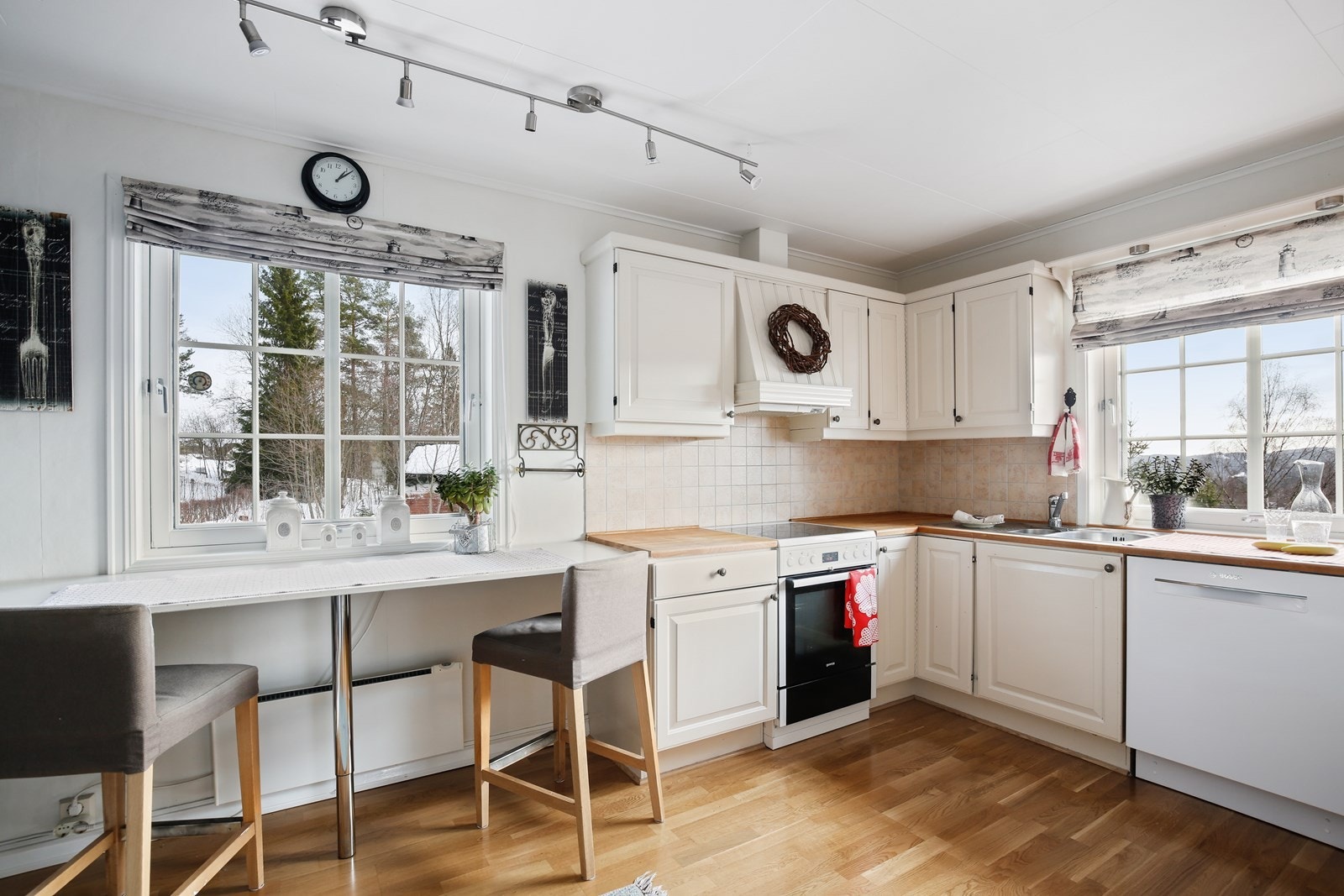 Kjøkkenet har nyere oppvaskmaskin, og det medfølger komfyr med koketopp. Galleribilde