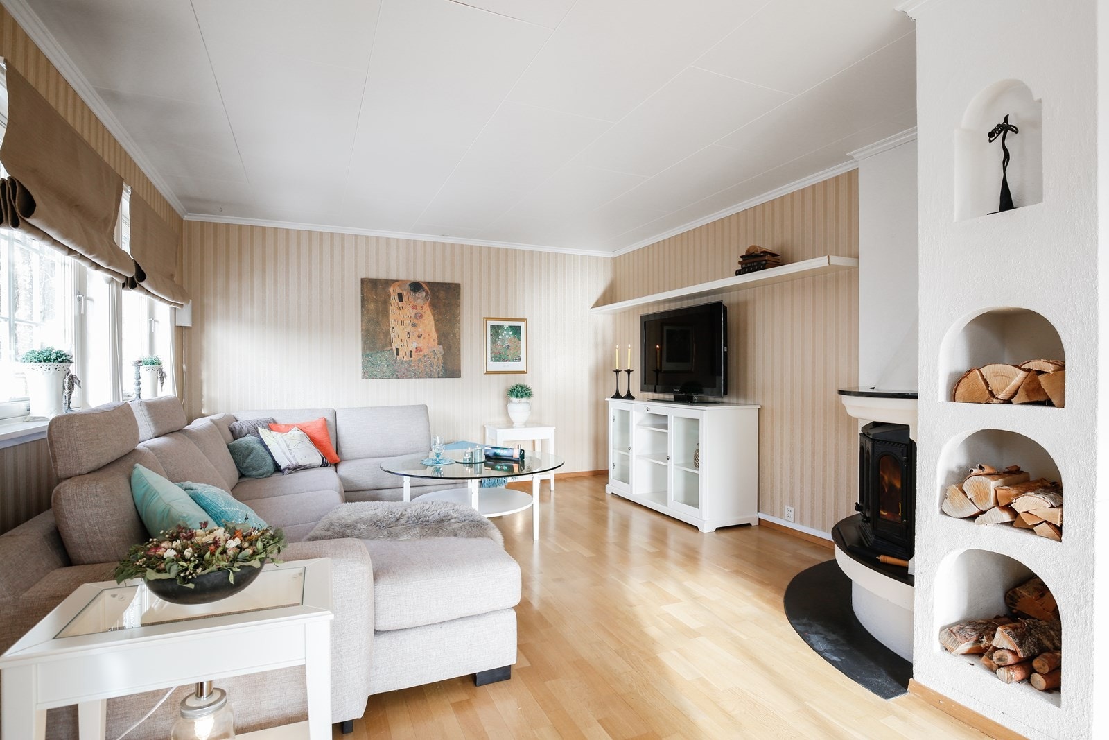 Stuen har en vinklet, møbleringsvennlig form og hjørnepeis i den ene sonen. Galleribilde