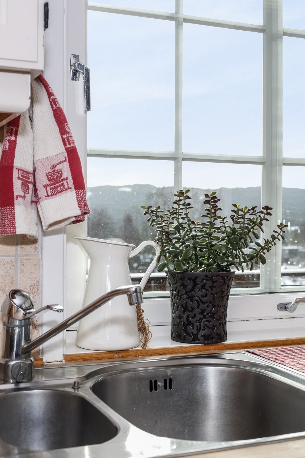 Det er hyggelig å gjøre kjøkkenarbeid til denne utsikten. Galleribilde