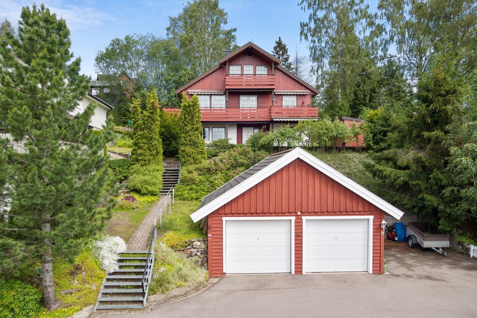 En garasjeplass i felles garasje med nabo. Galleribilde