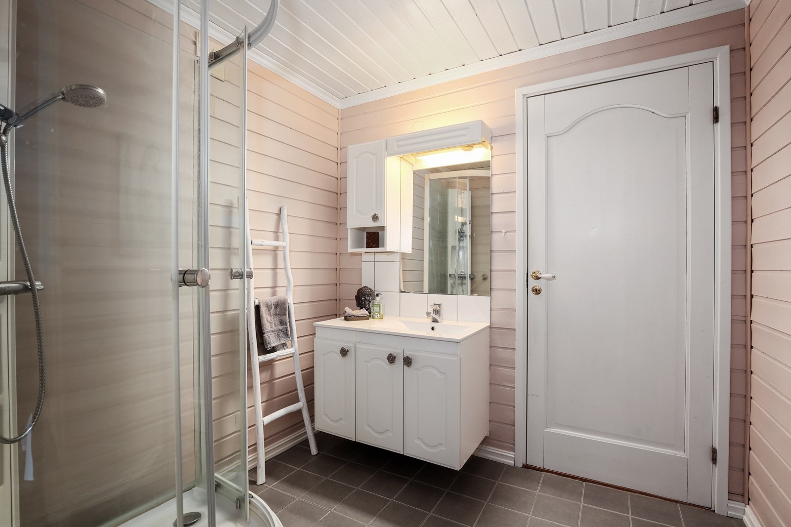 Samtlige av våtrommene har gulvvarme og begge bad har dusjløsning, det ene en regnfallsdusj. Galleribilde