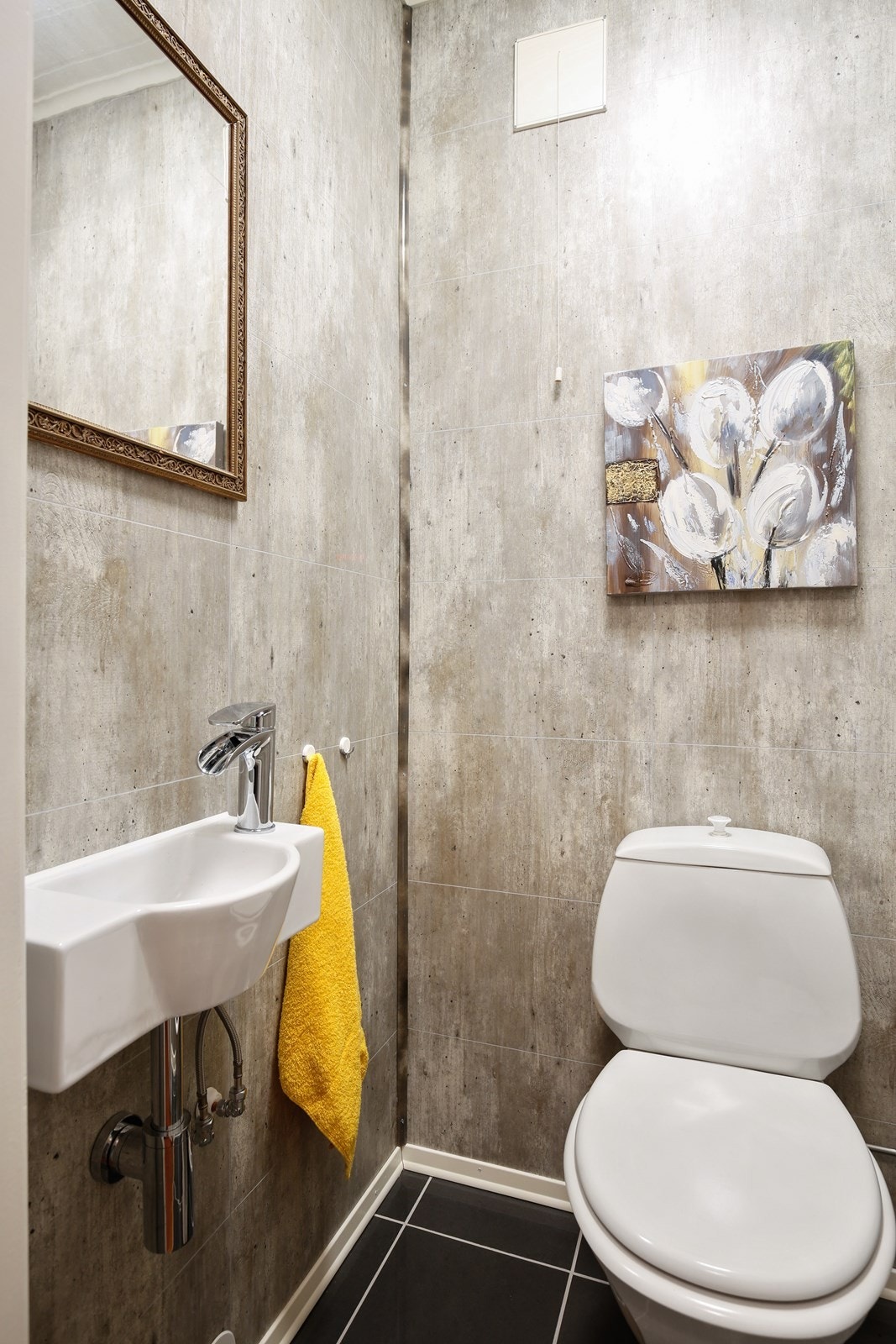 Toalett-rom i underetasjen Galleribilde