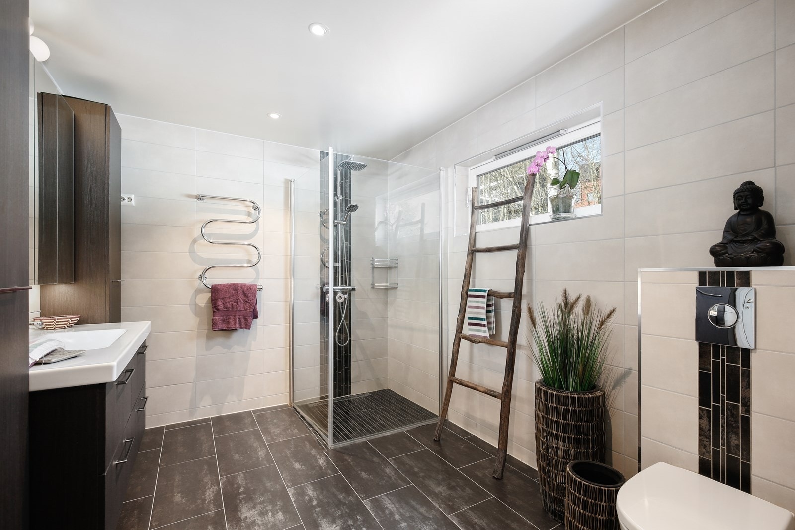 Delikat bad i 1. etasje fra 2017 Galleribilde