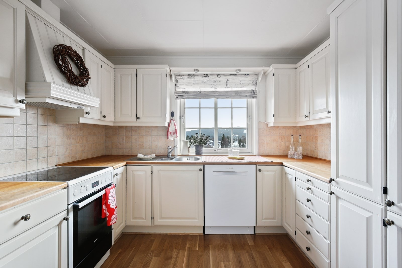 Kjøkkenet ble pusset opp i 2012 og fremstår med et klassisk uttrykk. Galleribilde