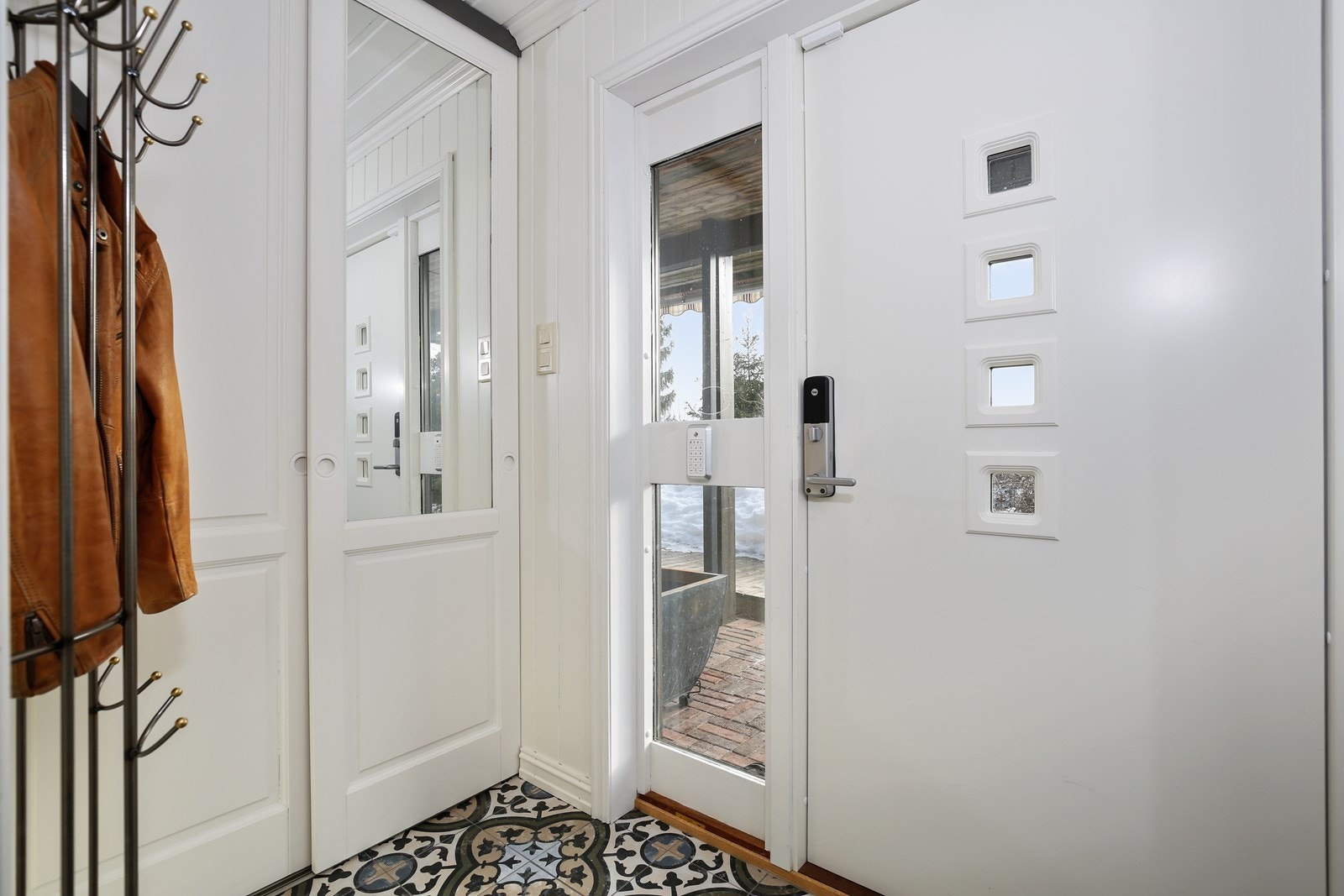 Det er enkelt å gjemme unna yttertøyet i denne skyvedørsgarderoben. Galleribilde