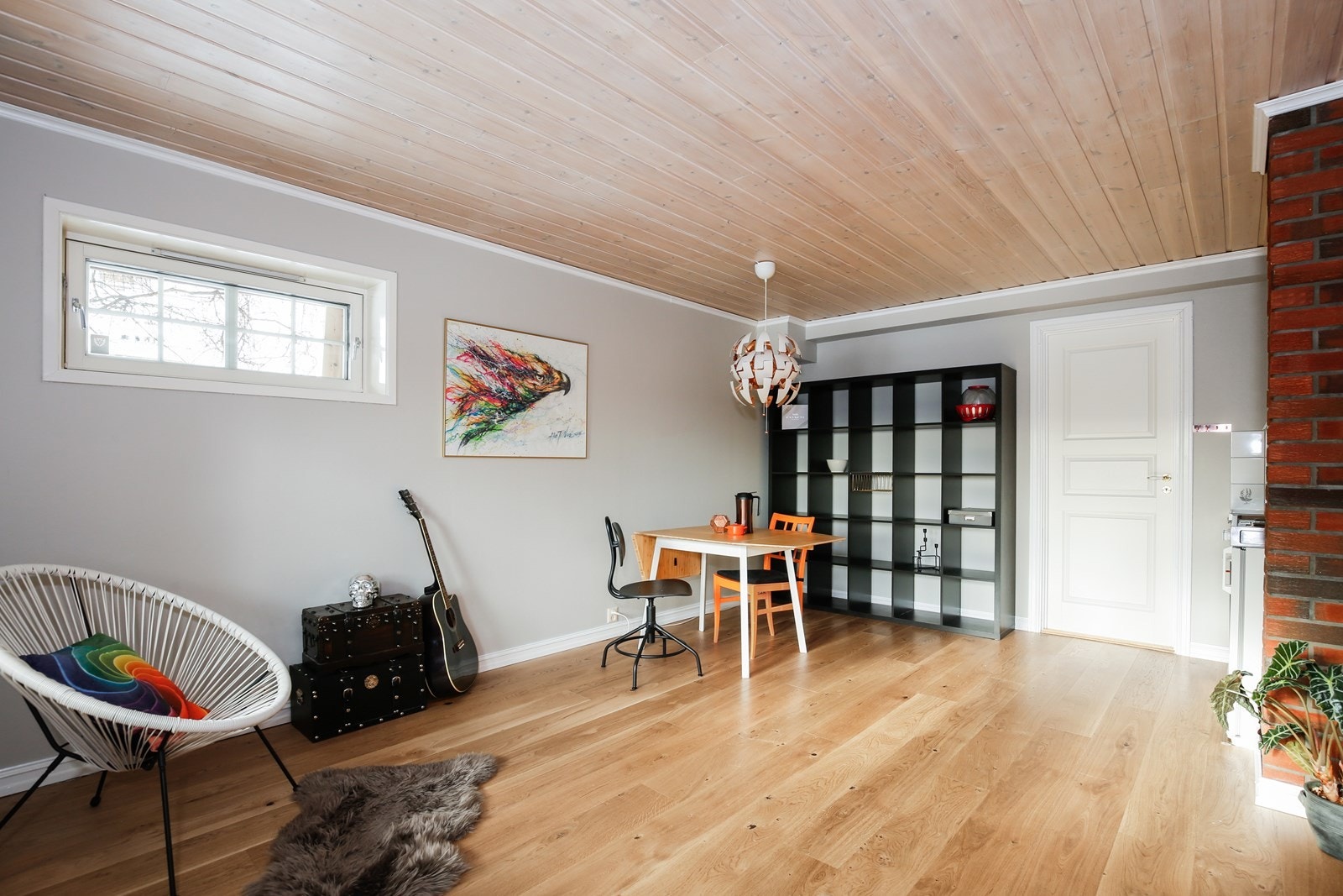 I underetasjen er det en trivelig kjellerstue med kjøkkenløsning, noe som gir fleksible muligheter. Galleribilde