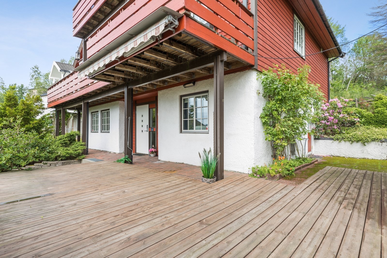 På siden av boligen er det etablert en solid utebod med overbygg. Galleribilde