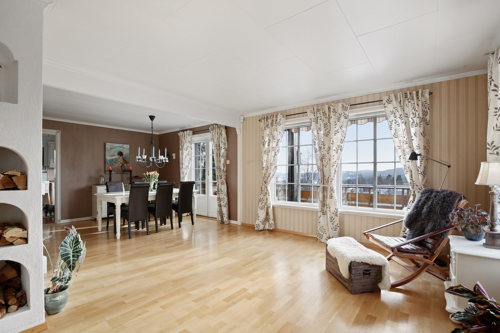 Store, sørvendte vinduer skaper nydelige lysforhold, og det er tofløyet dør til balkong. Galleribilde