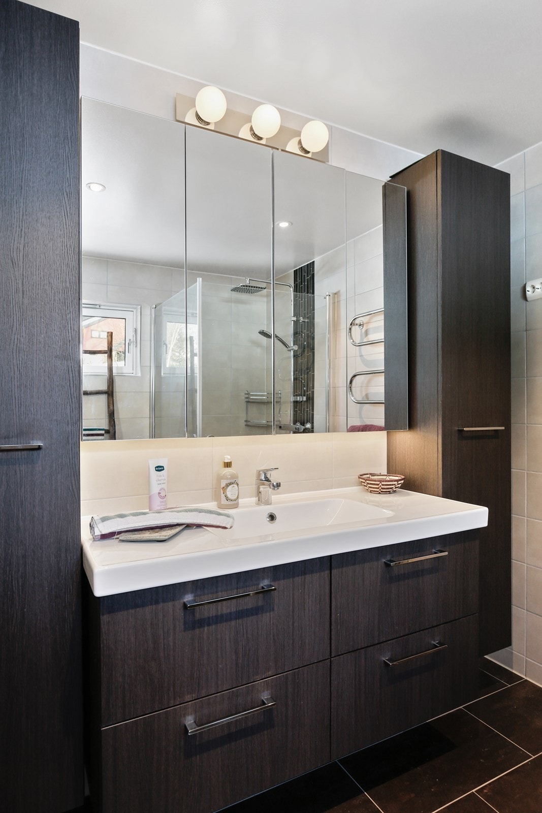 Innredningen er wengefarget og moderne, med all plassen du måtte trenge til baderomsartikler. Galleribilde