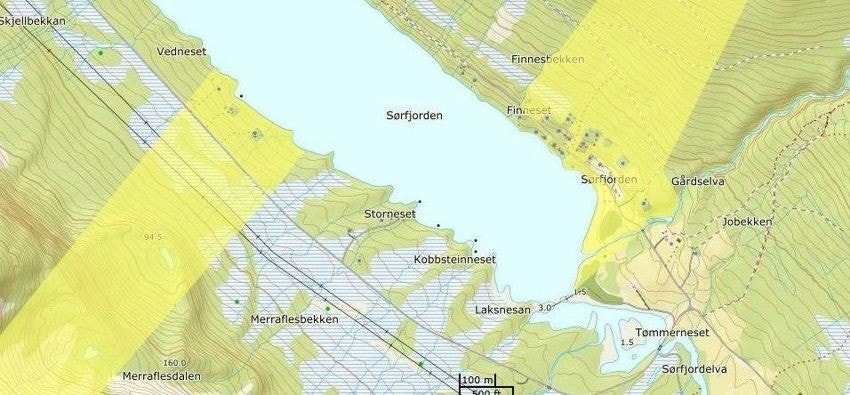 Strandlinje på begge sider av fjorden. Galleribilde