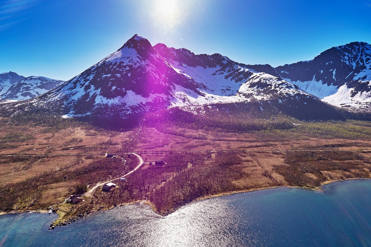 Det går vei innover fjorden som er kjørbar på vanlig bil på sommerstid. På vintertid må man påregne adkomst via snøskuter. Galleribilde