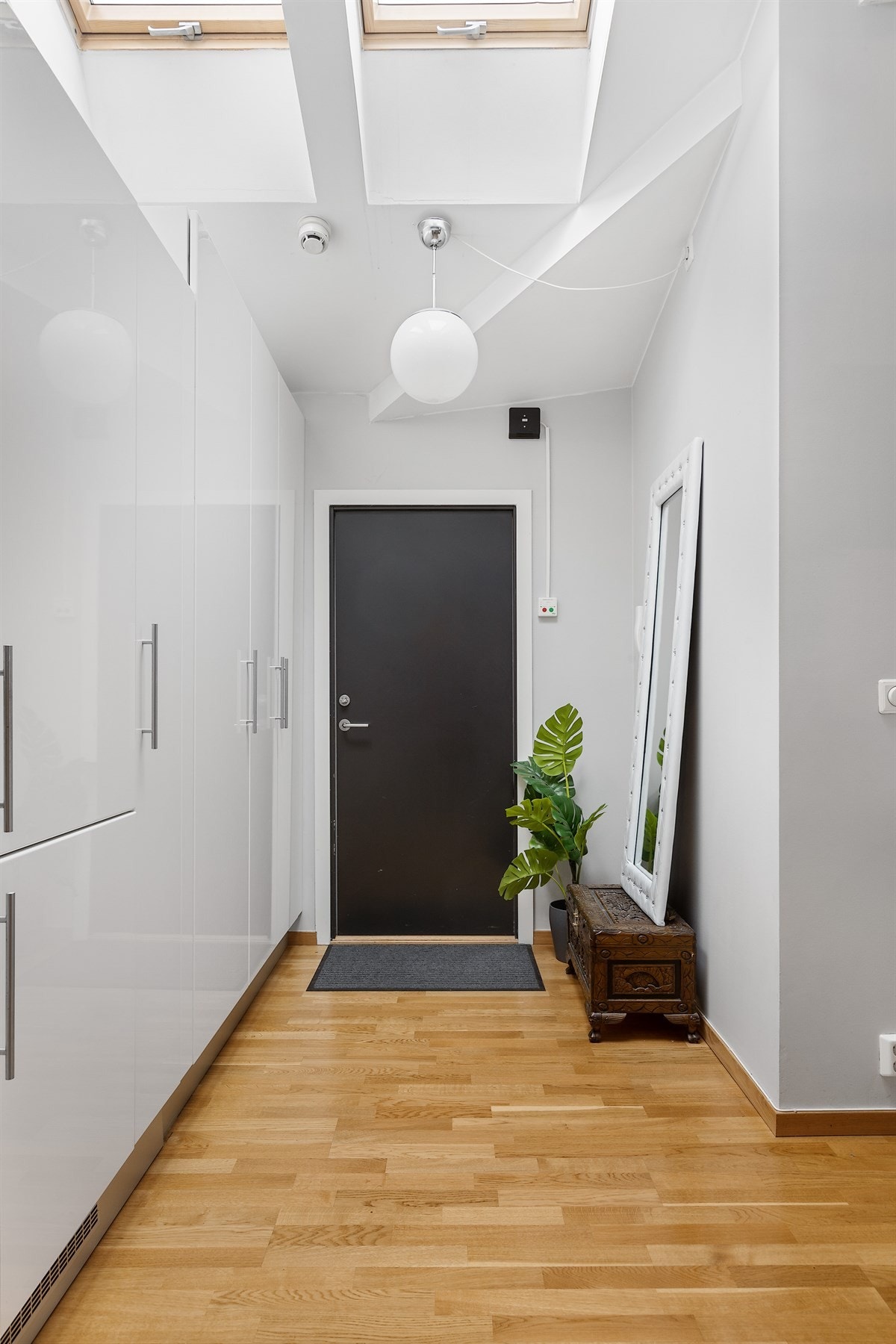 Rikelig med oppbevaringsplass i skap i entré Galleribilde