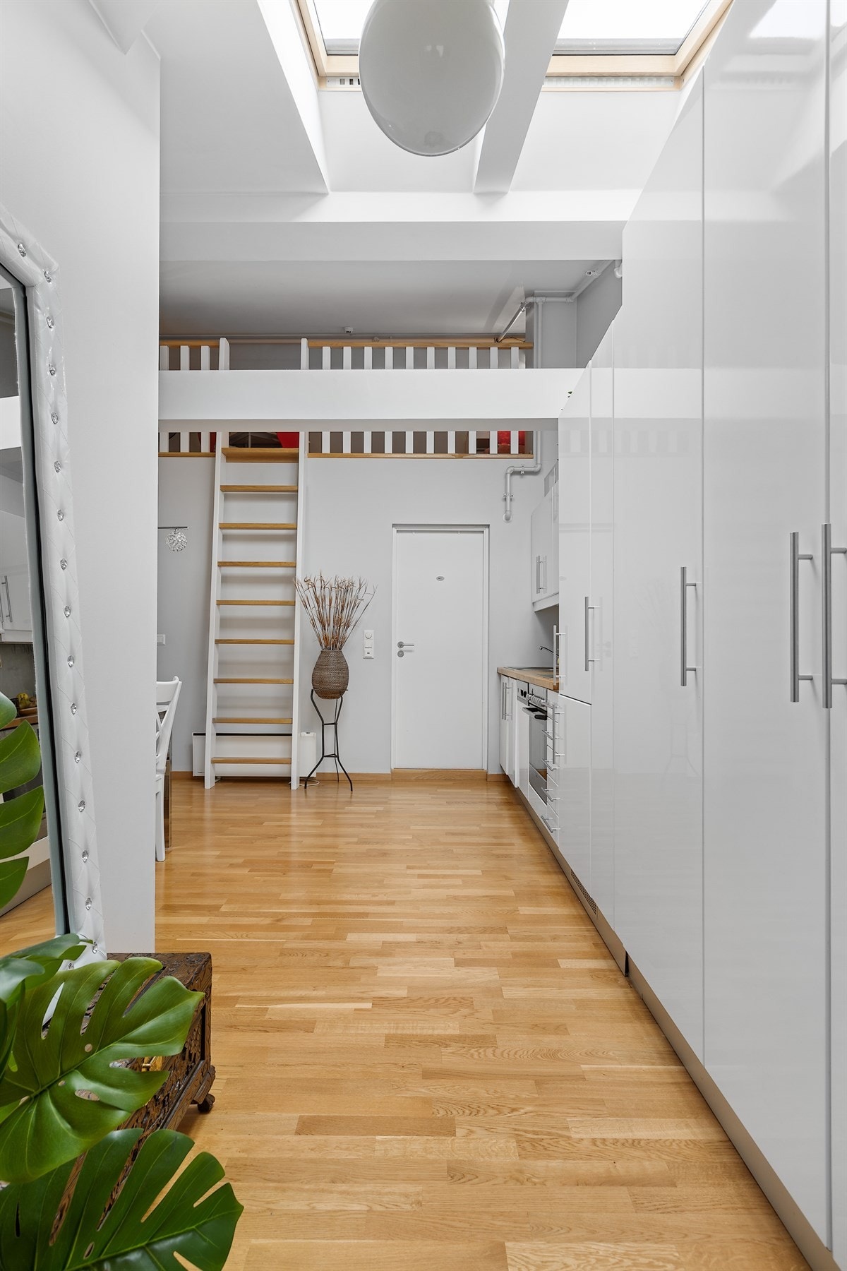 Innbydende entré med plass til å henge fra seg yttertøy og sette fra seg sko Galleribilde