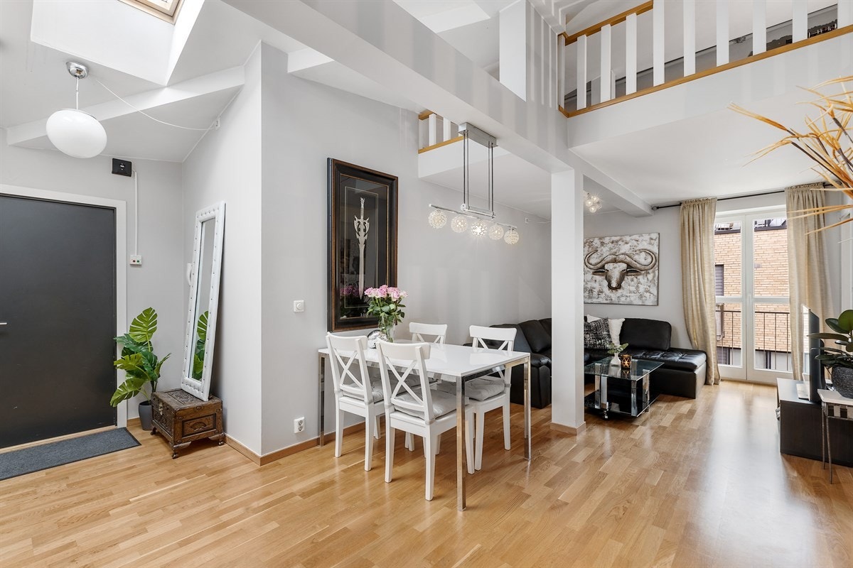Loftsleiligheten har god takhøyde og rikelig med vinduer som skaper en luftig atmosfære Galleribilde