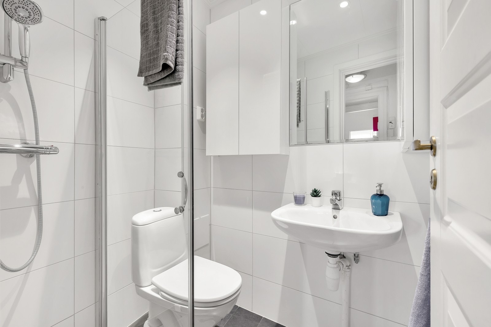 Flislagt bad fra 2019. På badet er det dusjhjørne med innfellbare glassdører, wc og servant. Galleribilde