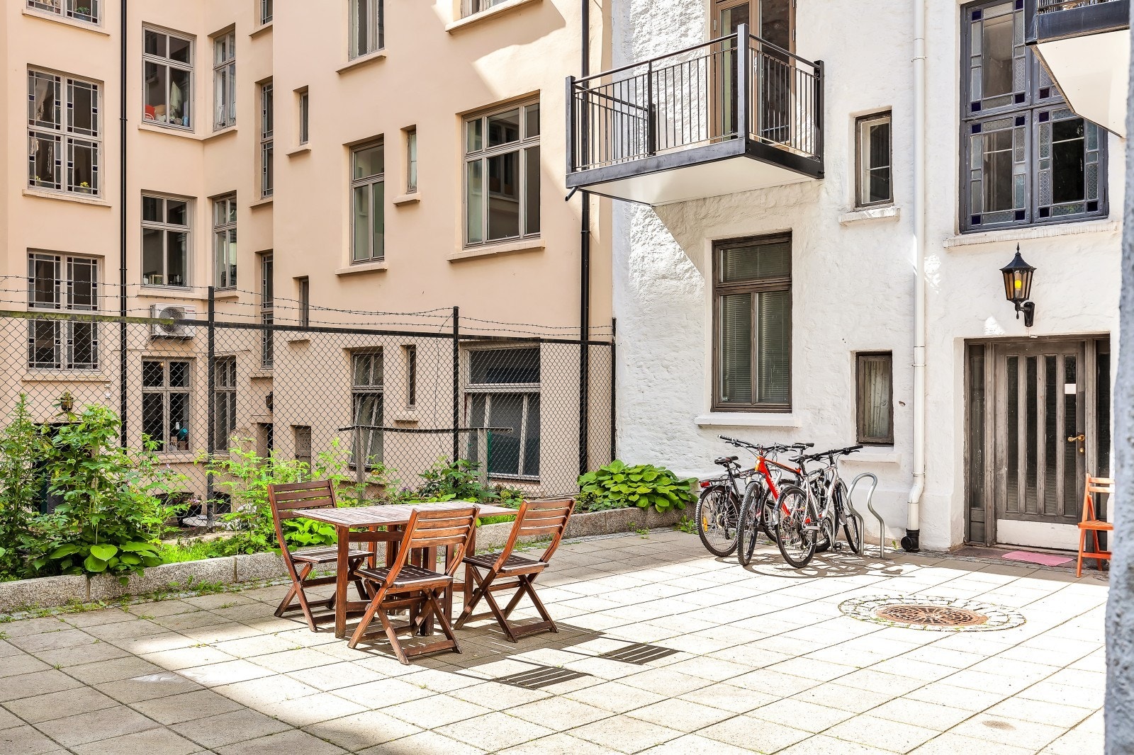 Vibes gate 9B har en pent opparbeidet bakgård som beboerne kan benytte seg av Galleribilde