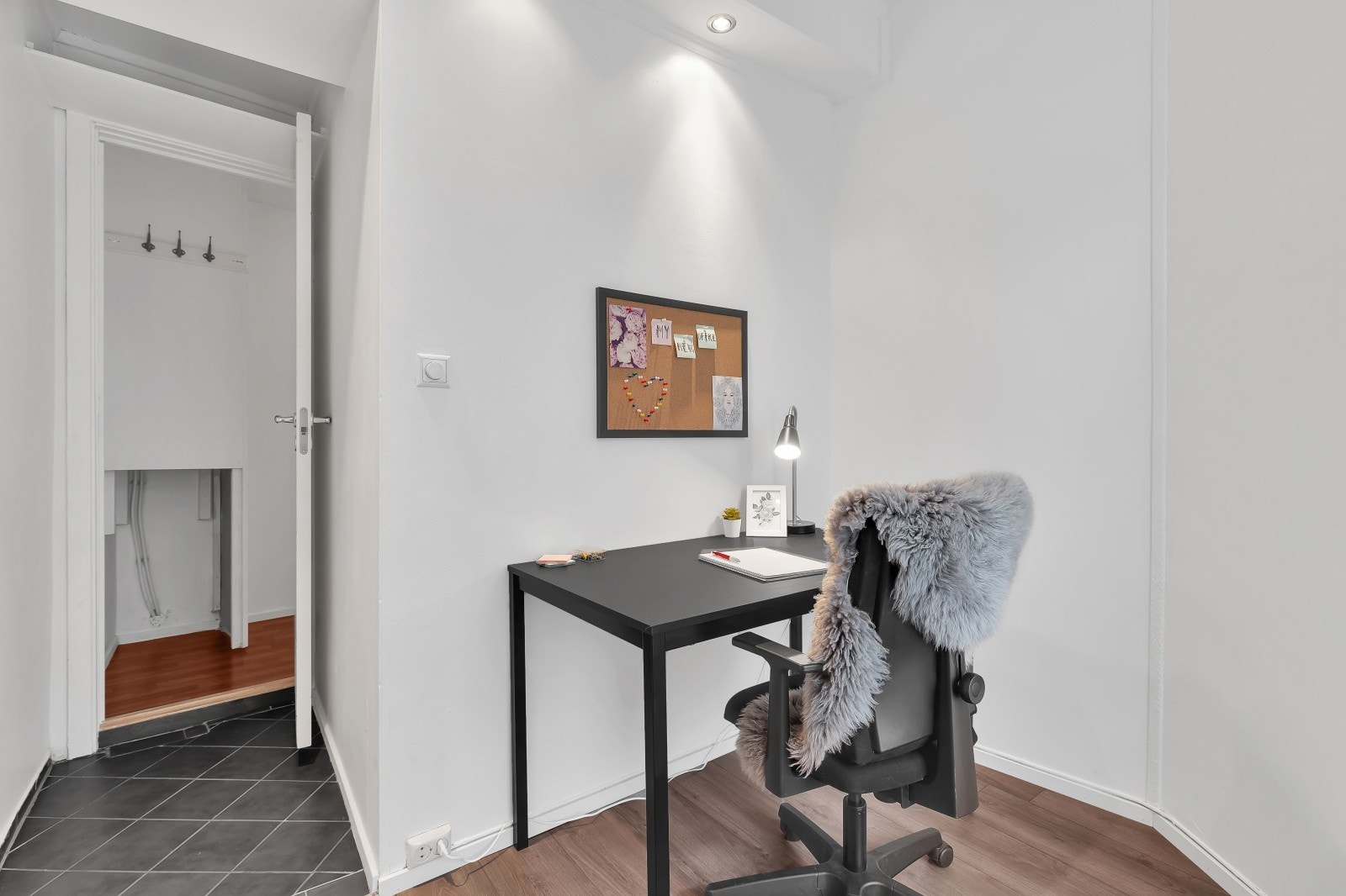 Rommet er vendt mot rolige omgivelser som gir behagelige soveforhold. Galleribilde