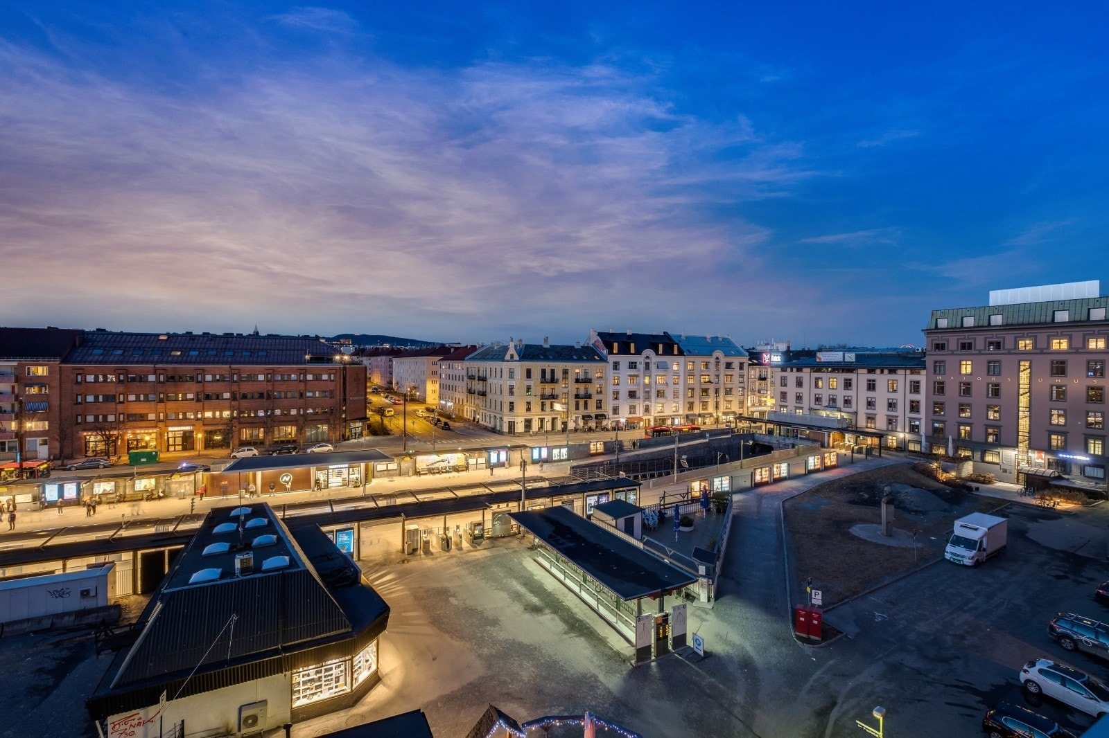 3 minutters gang fra leiligheten ligger trikkestoppet "Bogstadveien"
med hyppige avganger. På Majorstuen ligger Majorstuen Stasjon
som er et knutepunkt i Oslos kollektivtilbud. Galleribilde