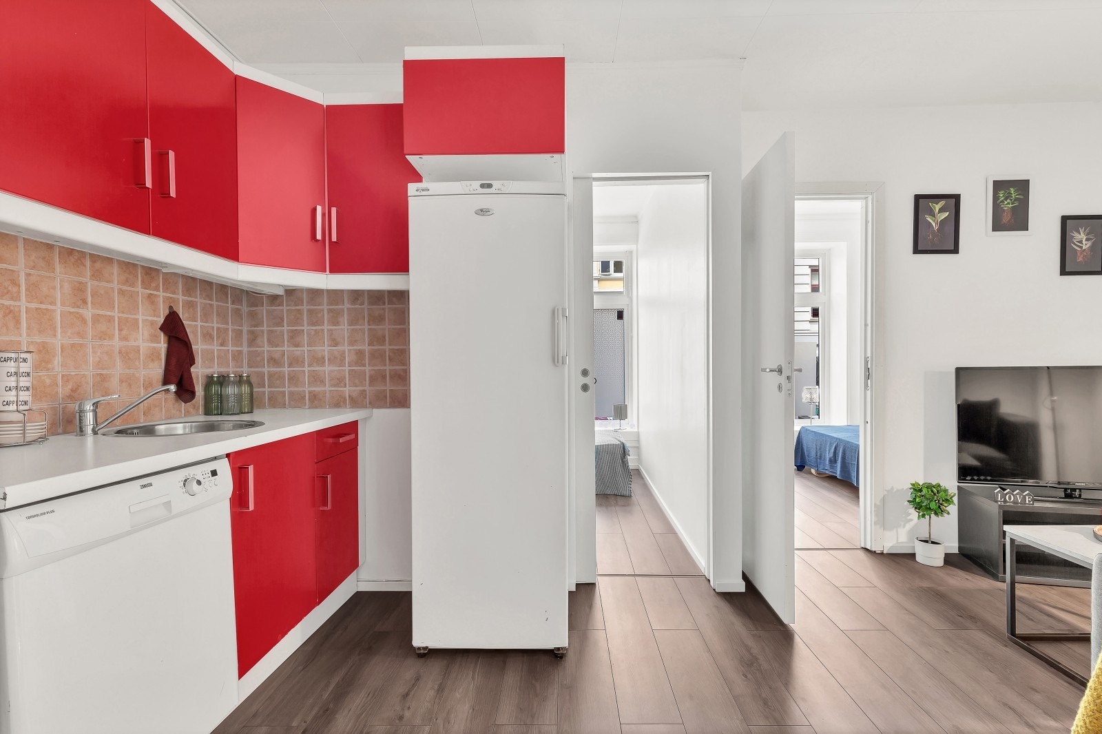 Pent kjøkken med lagringskapasitet i over- og underskap. Galleribilde