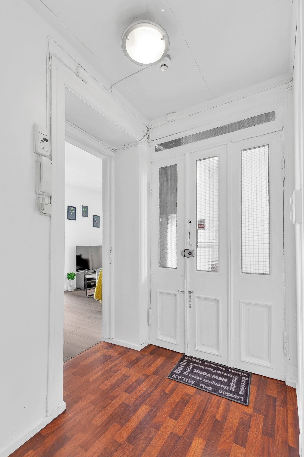 Innbydende inngangsparti med praktisk adkomst til bad, stue/kjøkken og soverom. Galleribilde