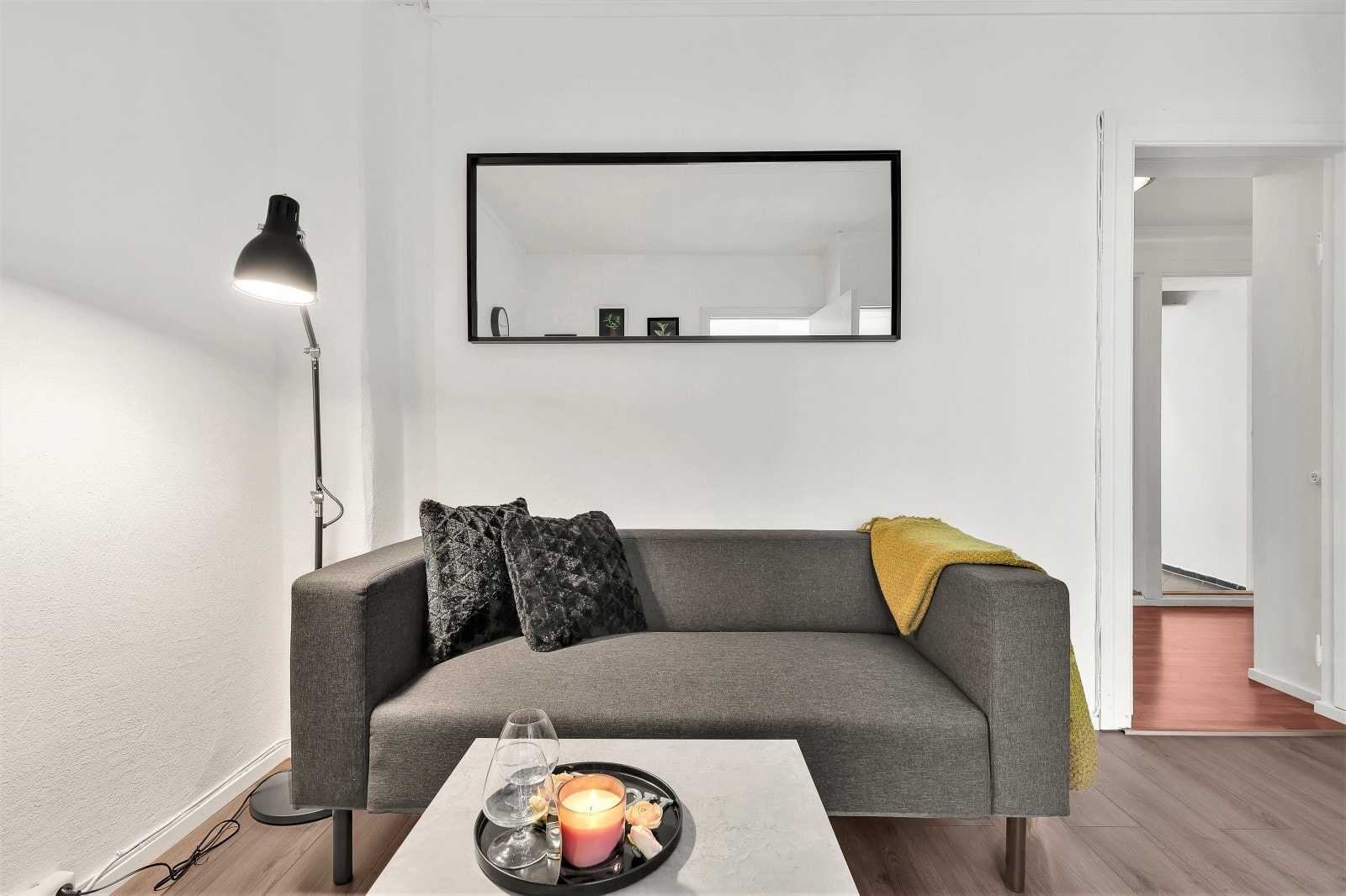 Pen stue med plass for sofaseksjon, samt et mindre spisebord. Galleribilde