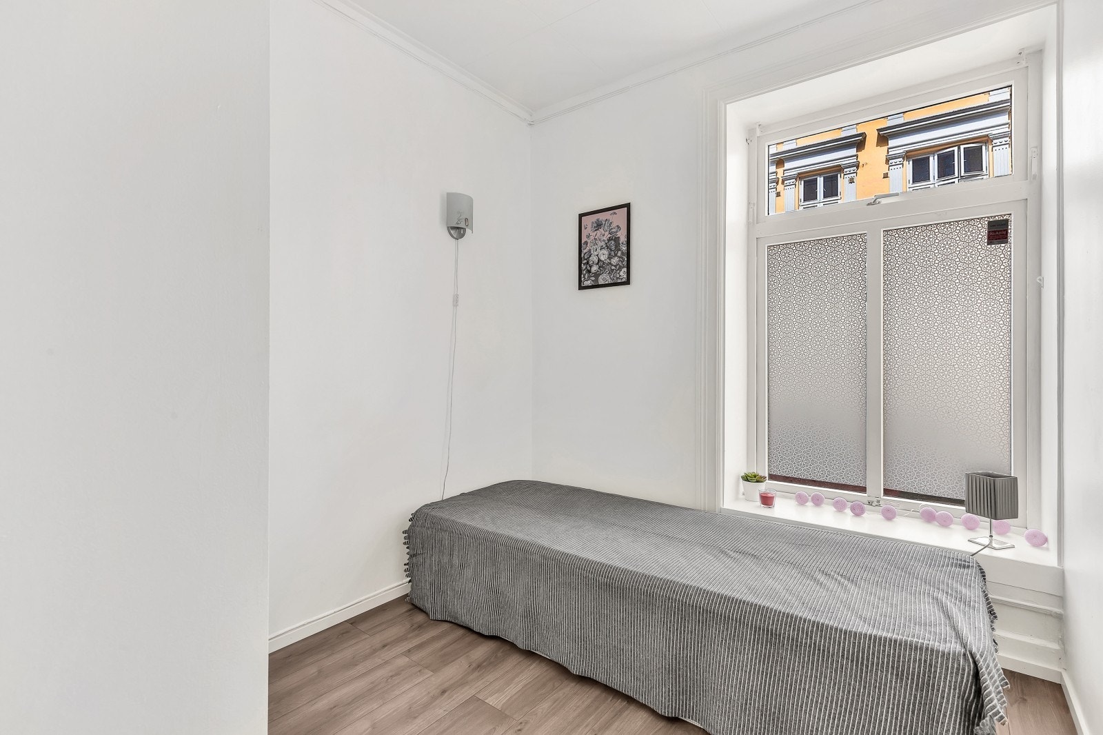 Leiligheten har tre soverom. Hovedsoverom med god plass til seng og tilhørende nattbord. Galleribilde