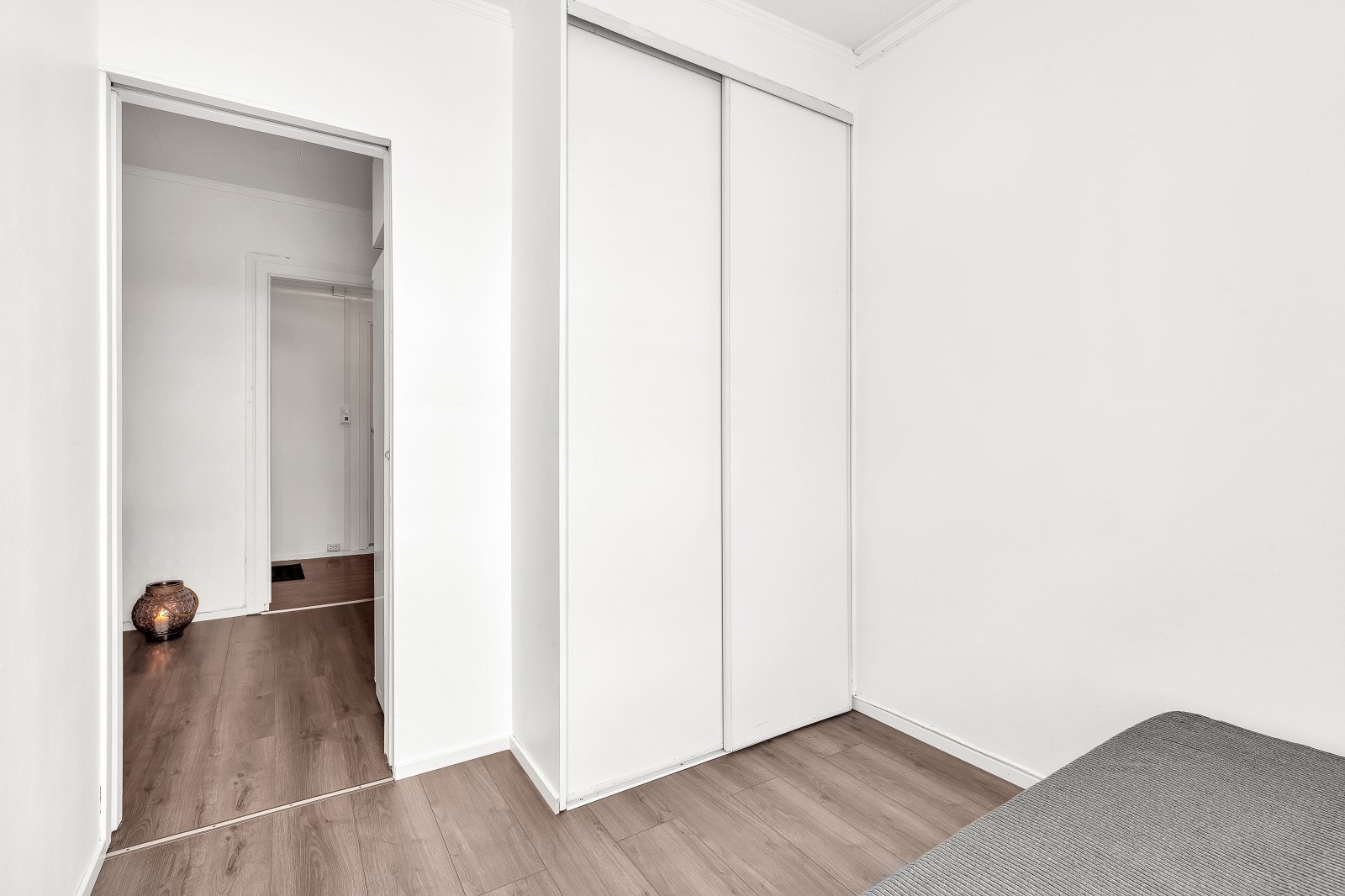 Det er god lagringskapasitet i en større garderobeløsning. Galleribilde