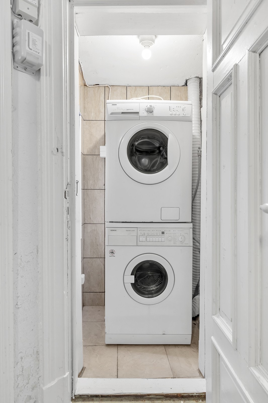 Leiligheten disponerer eget vaskerom like utenfor leiligheten hvor det er opplegg for vaskemaskin og tørketrommel. Rommet er på 1m². Galleribilde