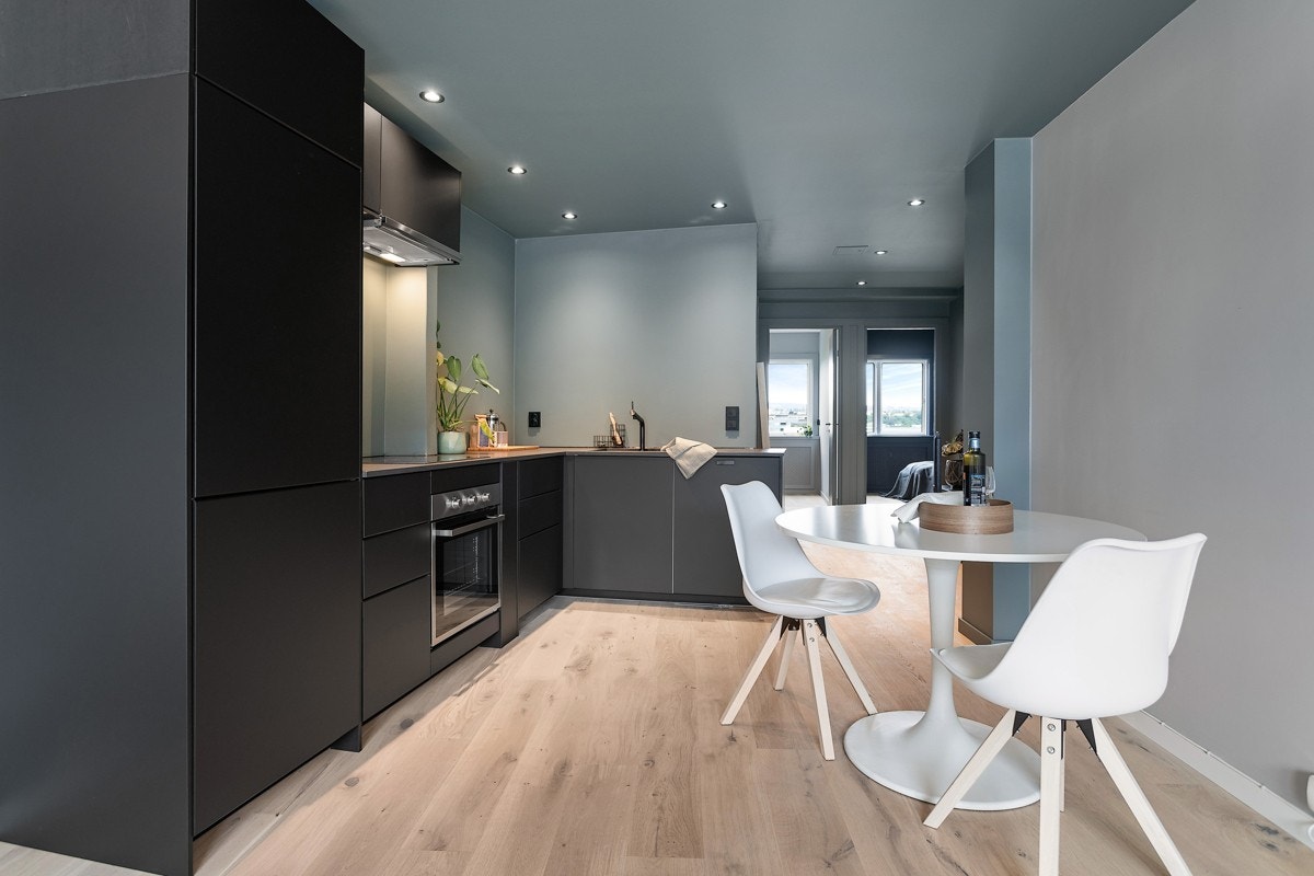 Pent kjøkken fra IKEA fra 2019 med svarte fronter. Galleribilde