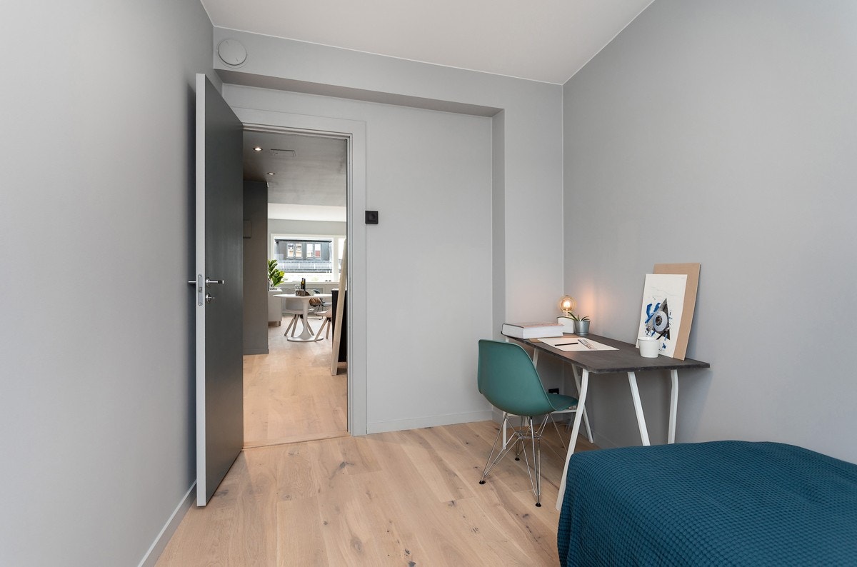 Begge rom har en-stavs hvitoljet eikeparkett. Galleribilde