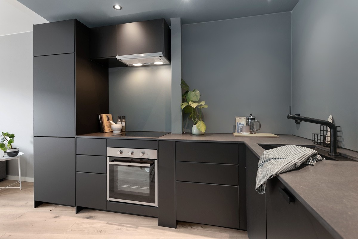 Kjøkkenet har valcromat benkeplate, integrerte hvitevarer som kjøl/fryseskap, induksjon koketopp, varmluftsovn, kullfilterventilator og oppvaskmaskin. Galleribilde