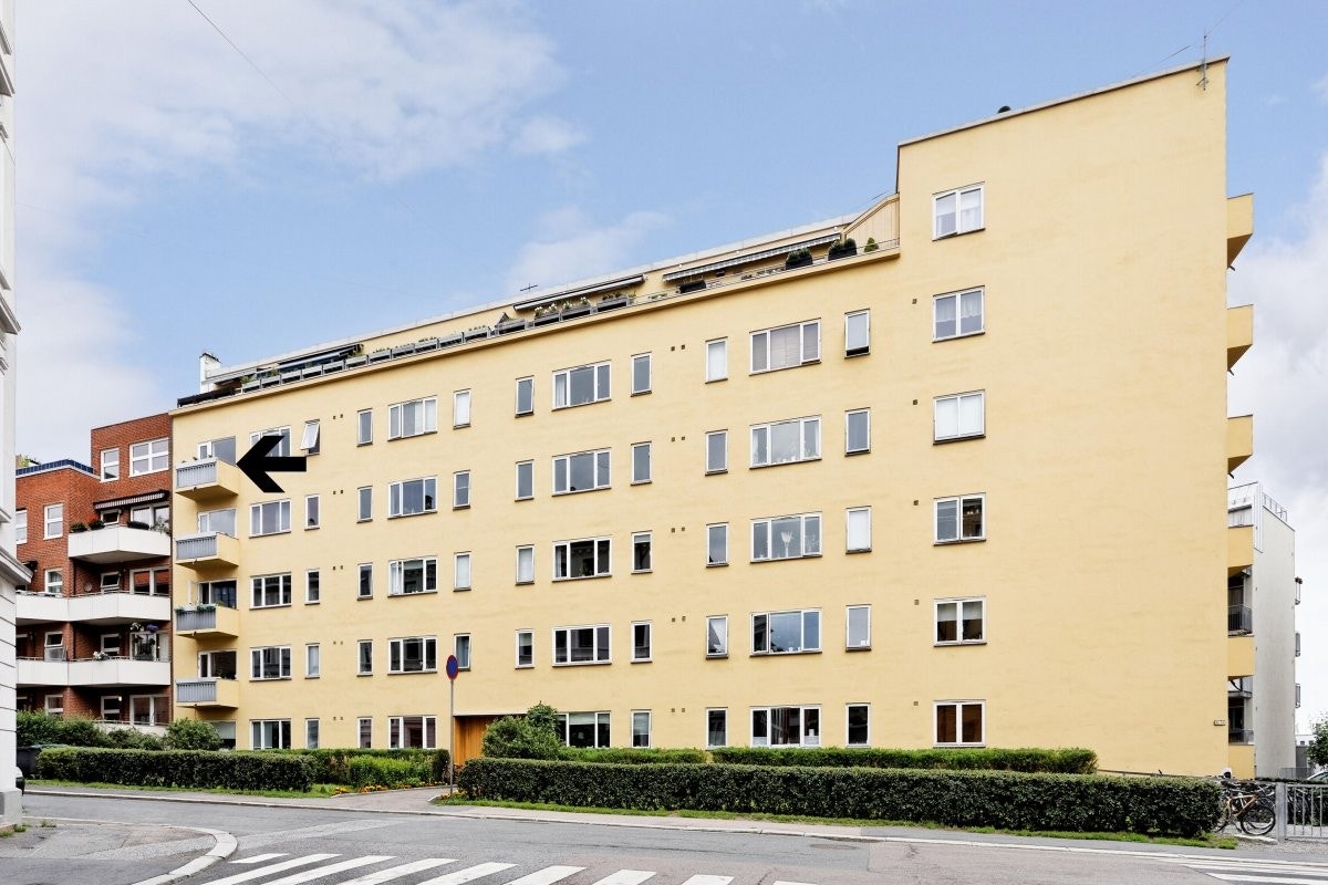 Fasade, balkong markert med svart pil. Galleribilde