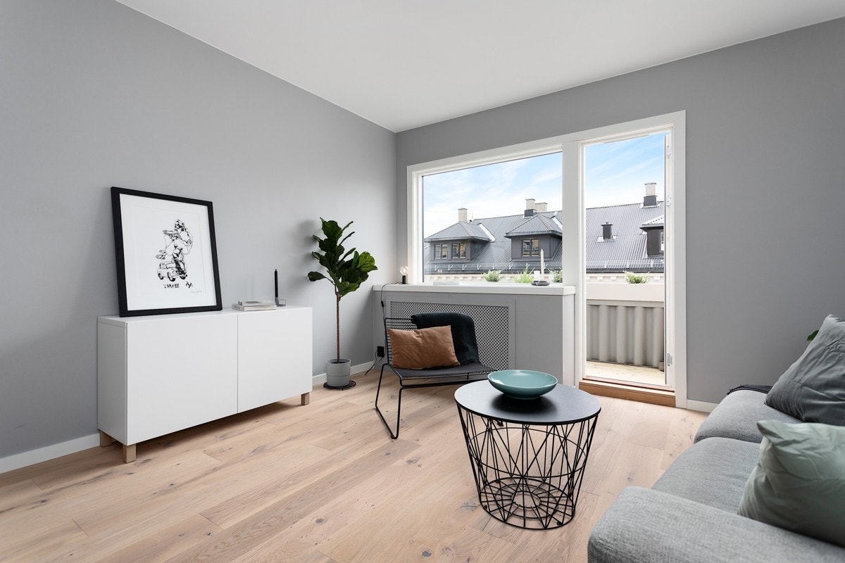 Stue har store vindusflater som gir rikelig med naturlig lys. Galleribilde