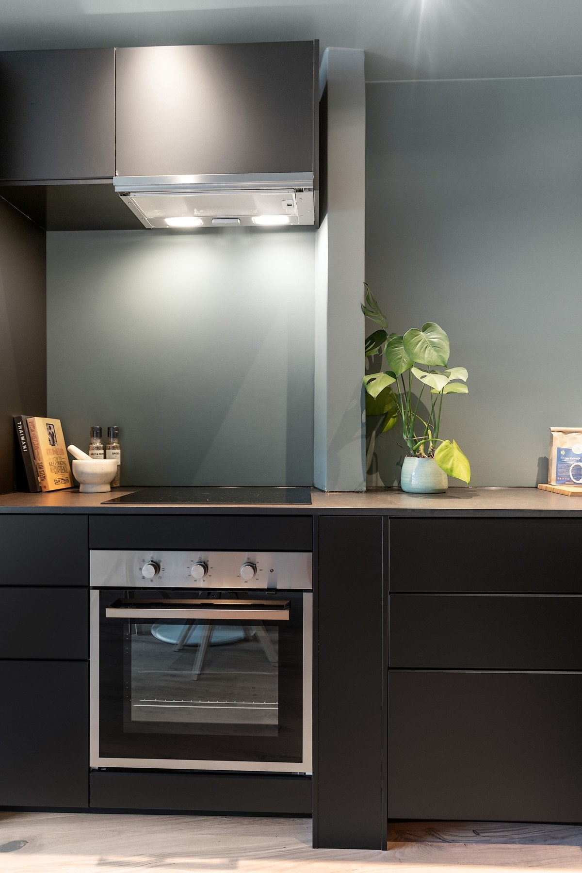 Det er montert komfyrvakt over kokestopp og Water-guard vannstopp system i kjøkkenbenk. Galleribilde