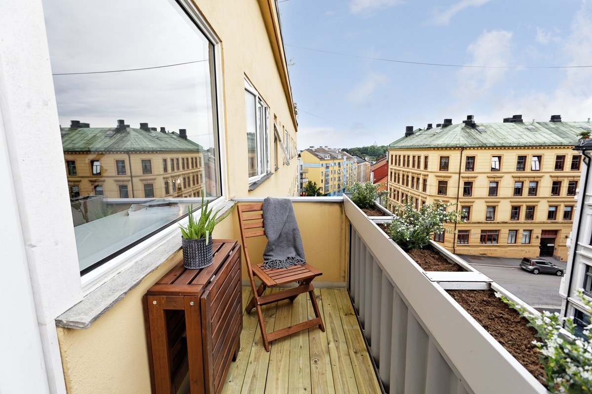 Balkong med sol til ca 2100 sommerstid. Galleribilde