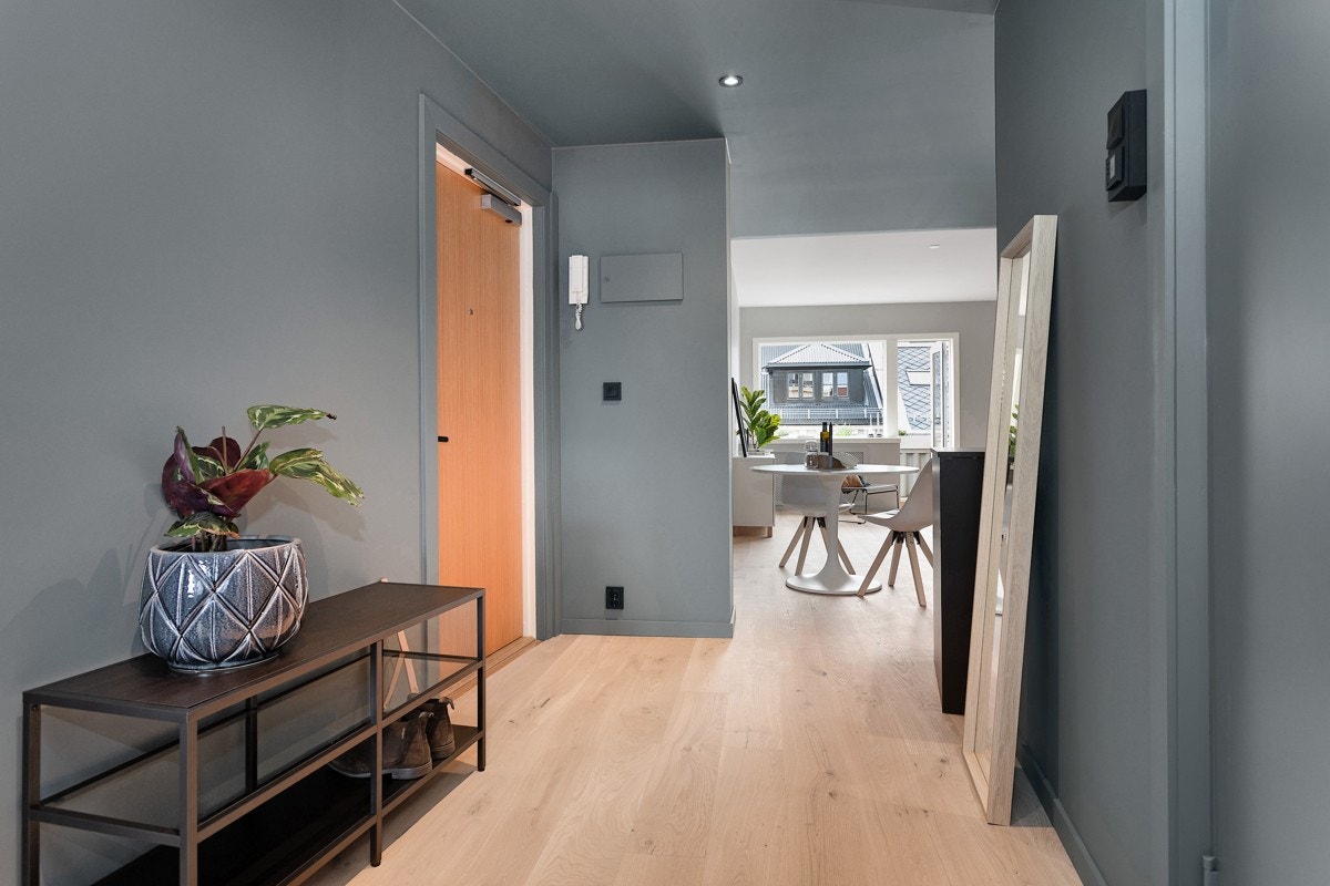 Entre mot stue. Galleribilde