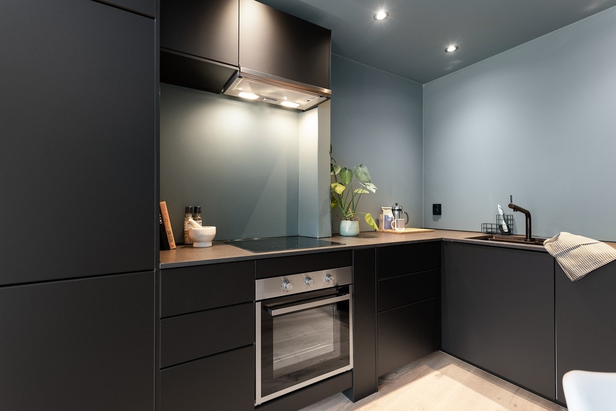 Kjøkkenet har valcromat benkeplate, integrerte hvitevarer som kjøl/fryseskap, induksjon koketopp, varmluftsovn, kullfilterventilator og oppvaskmaskin. Galleribilde