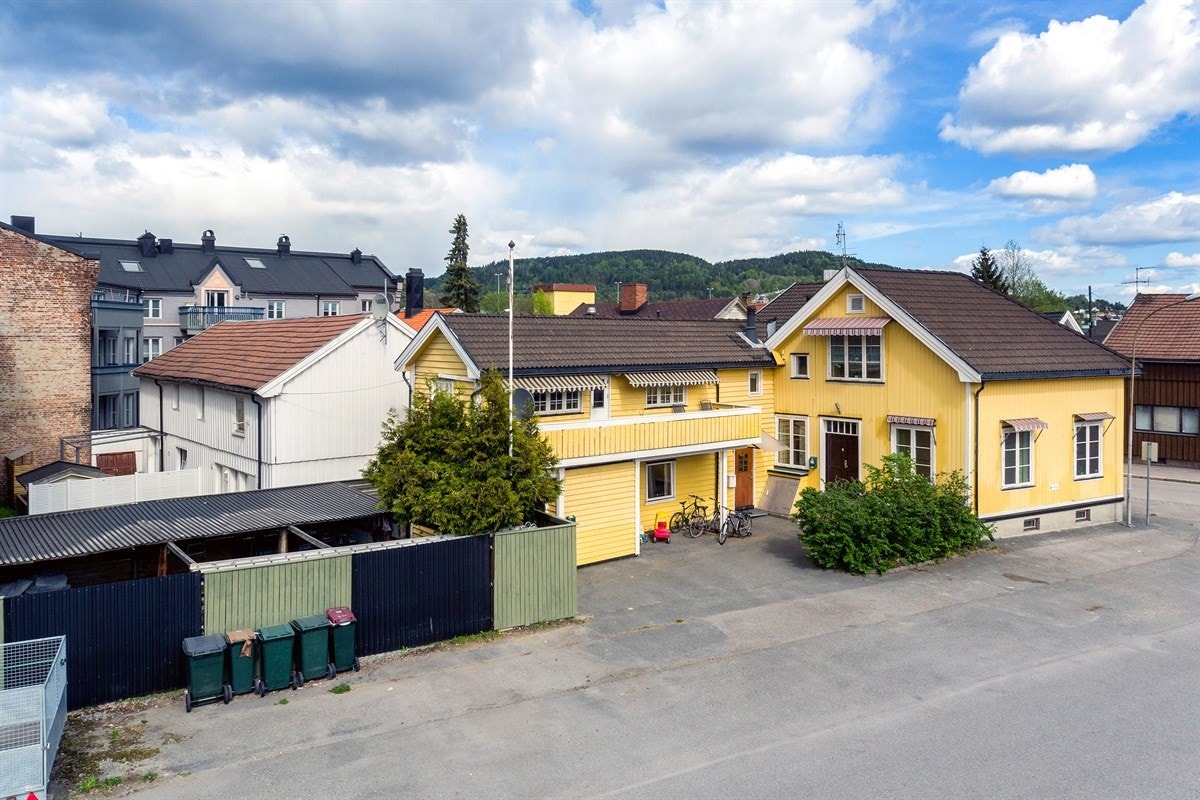 Aabys gate 12 er en hel vertikaldelt tomannsbolig over to plan + kjeller med attraktiv og sentral beliggenhet. Galleribilde